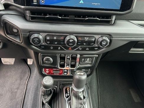 Used 2024 Jeep Wrangler Unlimited Rubicon w/ XTREMEE 35" Tire Package image 18