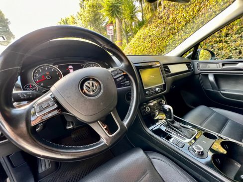 Used 2011 Volkswagen Touareg Sport image 4