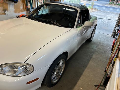 Used 2001 MAZDA MX-5 Miata RWD image 4