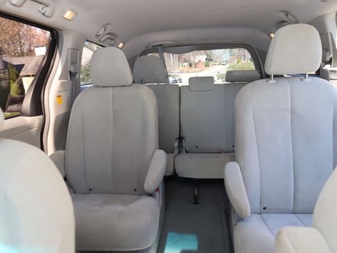 Used 2011 Toyota Sienna CE image 10