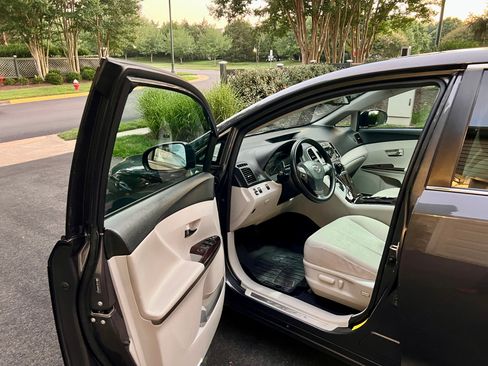 Used 2009 Toyota Venza FWD image 9