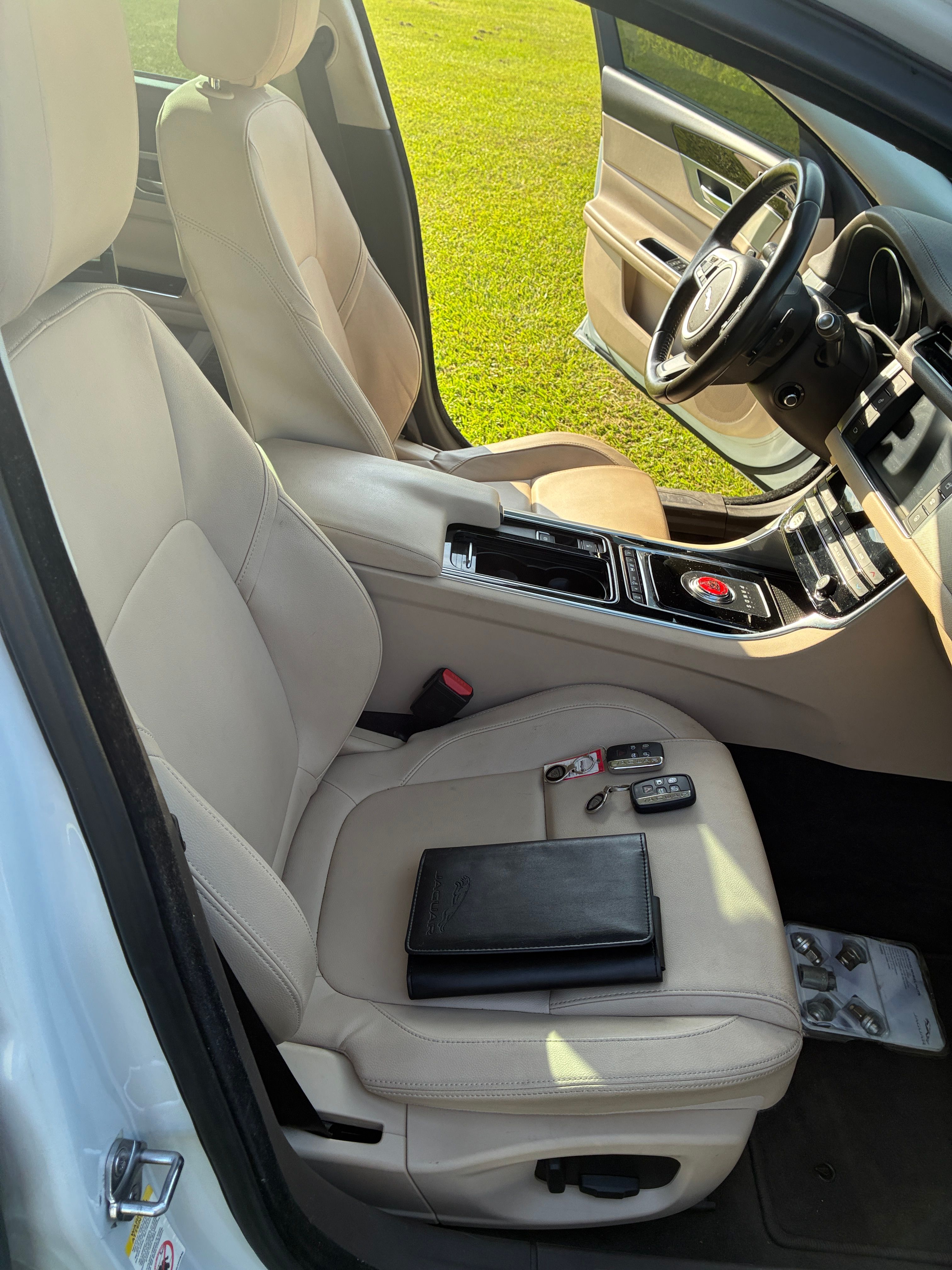 Used 2017 Jaguar XF Premium RWD image 13