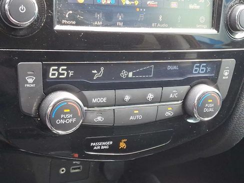 Used 2020 Nissan Rogue SV image 15