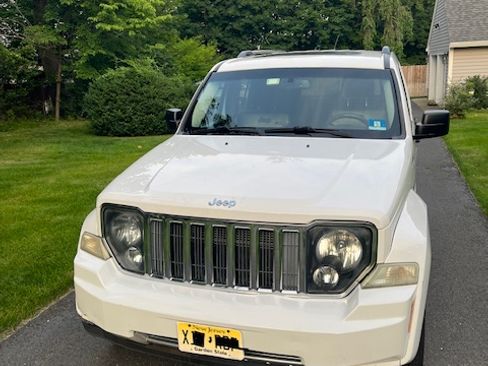 Used 2012 Jeep Liberty Limited Jet w/ Comfort/Convenience Group image 2