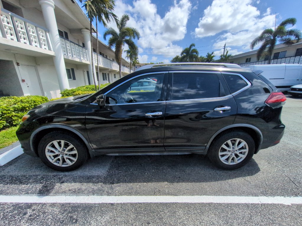 Used 2020 Nissan Rogue SV FWD image 2