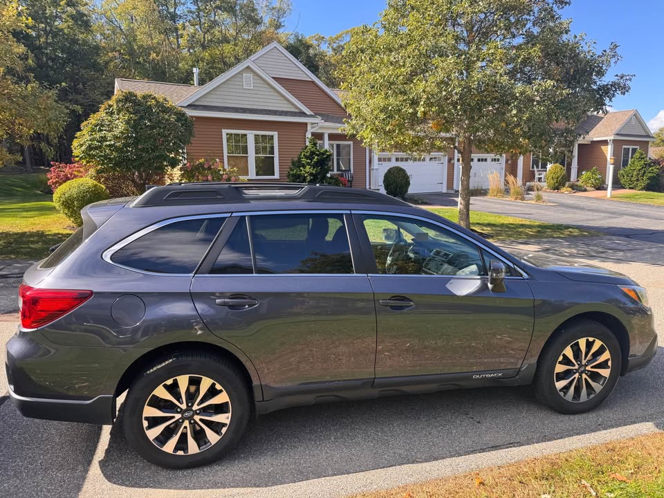 Used 2017 Subaru Outback 2.5i Limited AWD/4WD image 2