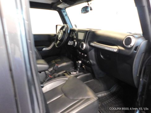 Used 2018 Jeep Wrangler Unlimited Sahara w/ Connectivity Group image 30