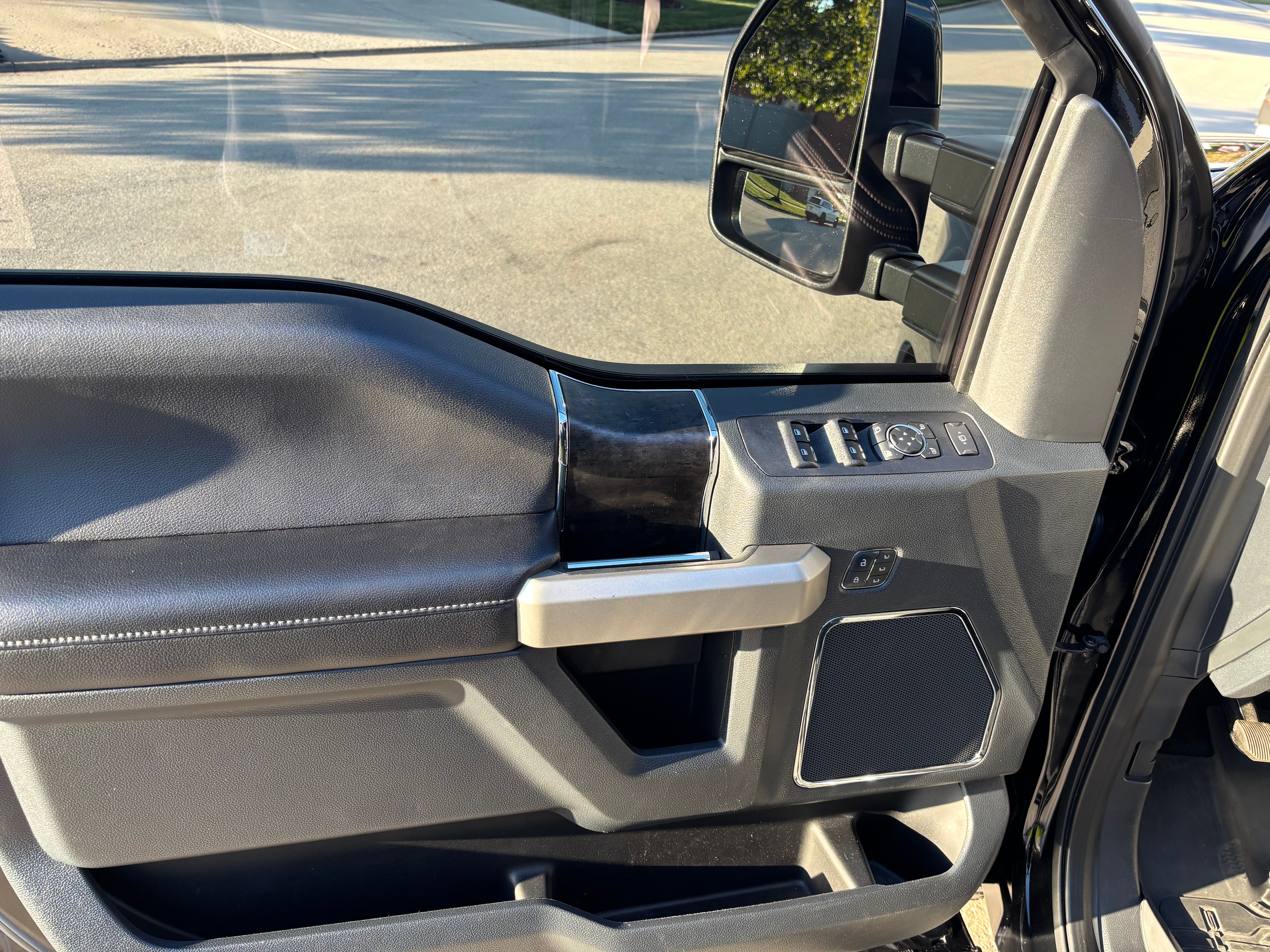 Used 2022 Ford F250 Lariat w/ Black Appearance Package AWD/4WD image 10