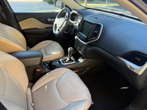 Used 2016 Jeep Cherokee Limited image 8