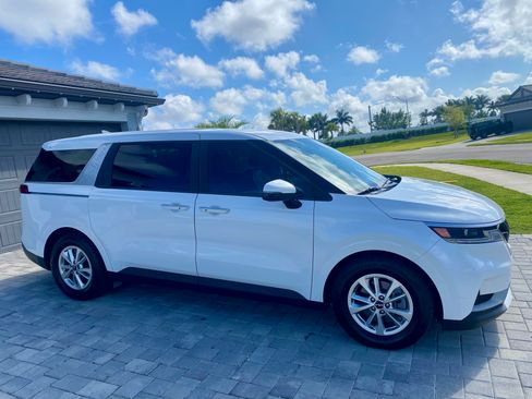 Used 2023 Kia Carnival LX FWD image 31