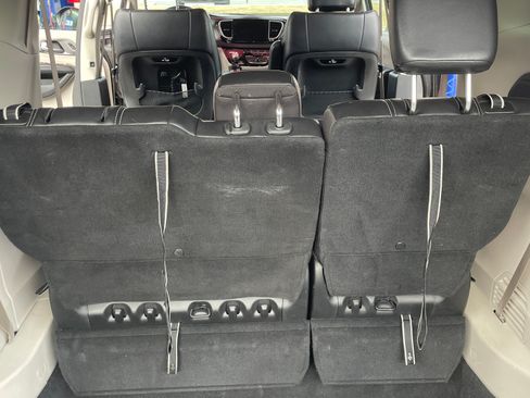 Used 2022 Chrysler Pacifica Touring-L image 5