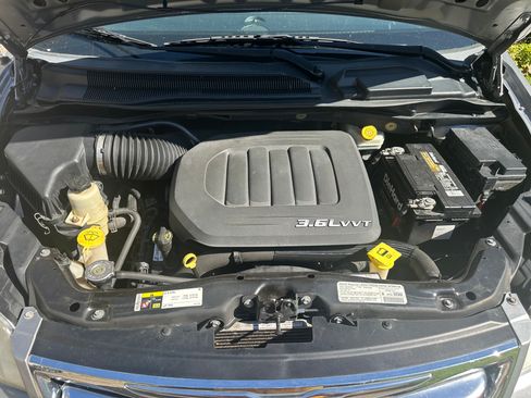 Used 2013 Chrysler Town & Country Touring image 14