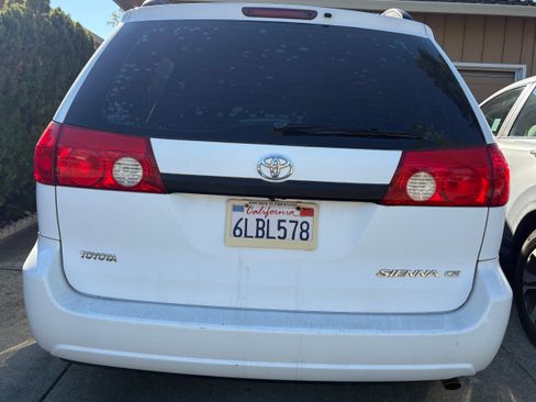 Used 2010 Toyota Sienna CE image 7
