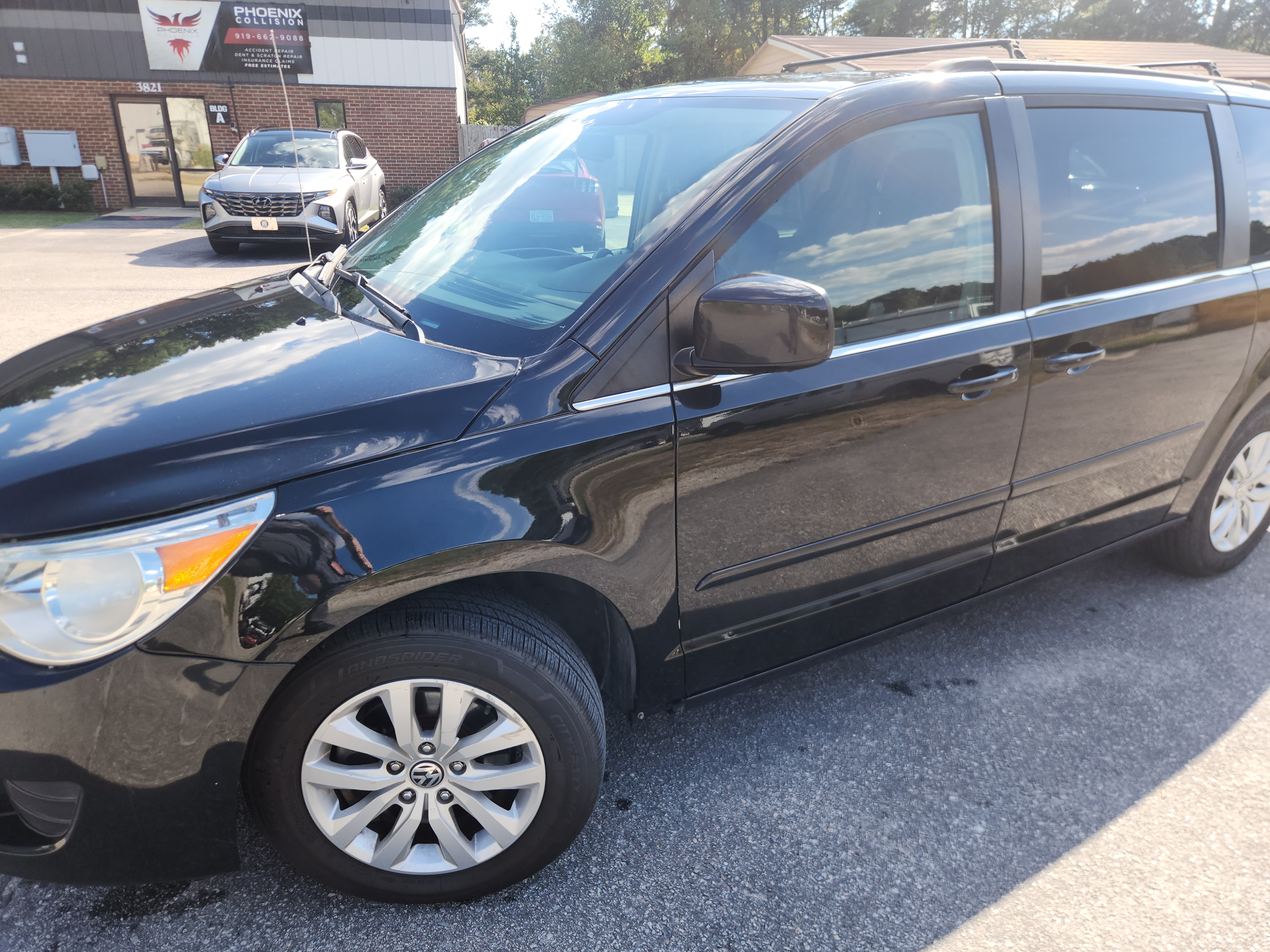 Used 2012 Volkswagen Routan SE FWD image 6