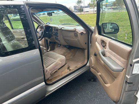 Used 2001 Chevrolet S10 Pickup LS w/ Preferred Equipment Group image 14