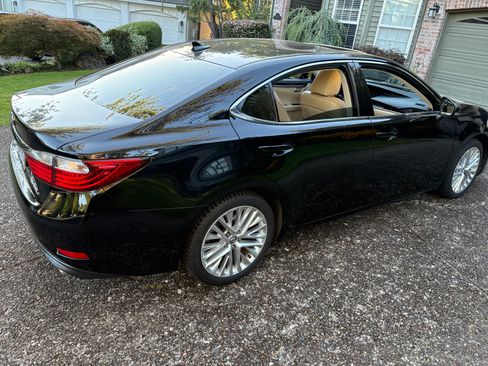 Used 2013 Lexus ES 350 w/ Luxury Pkg FWD image 2