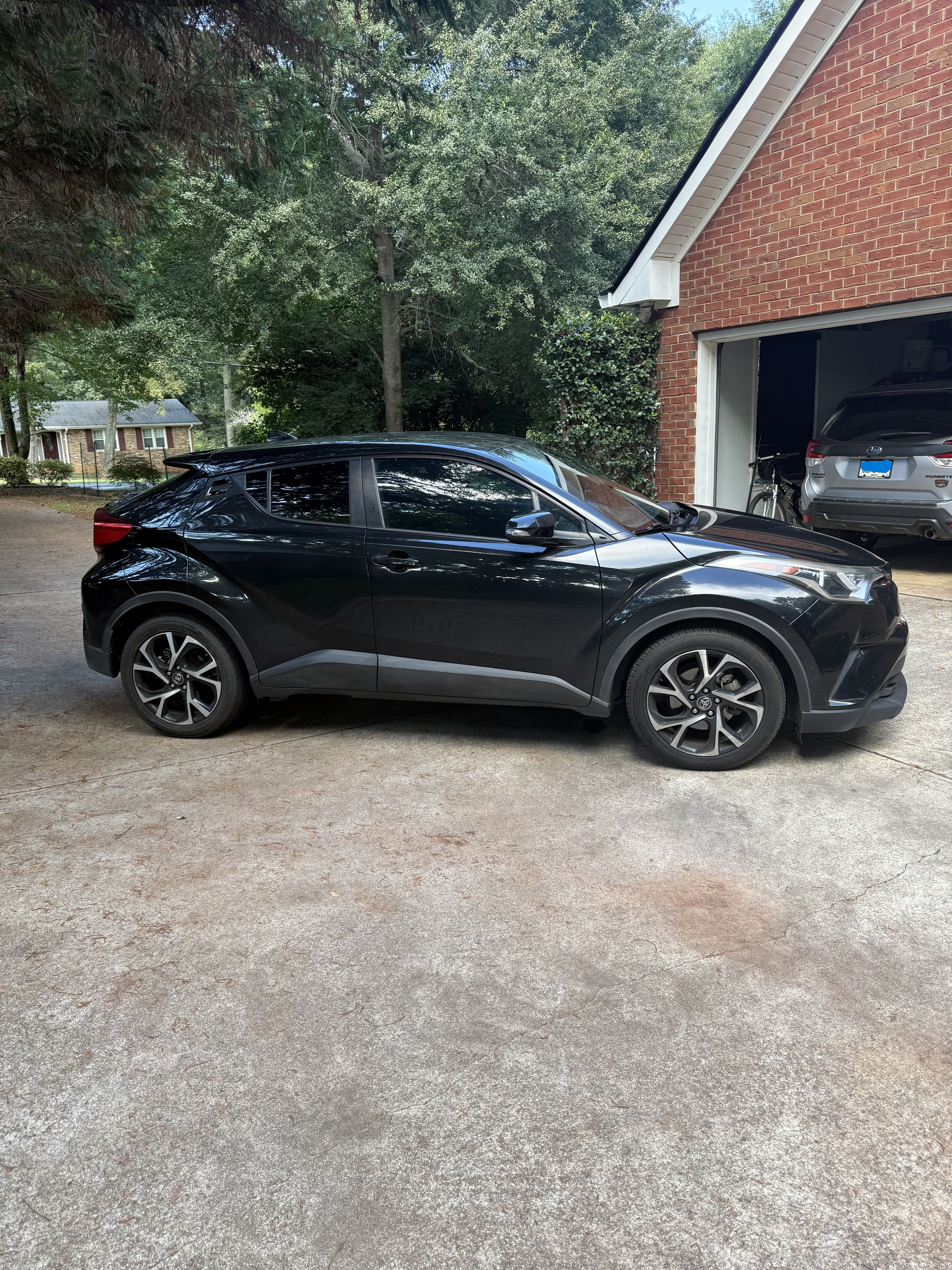 Used 2018 Toyota C-HR XLE FWD image 2