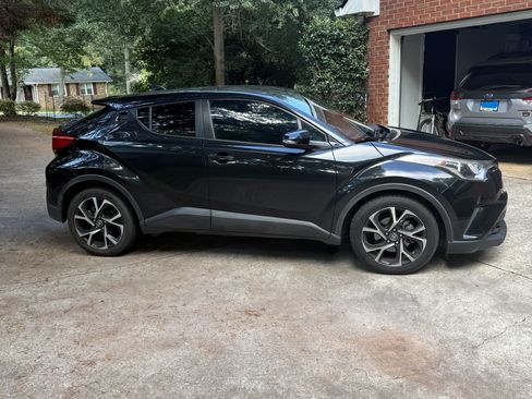 Used 2018 Toyota C-HR XLE FWD image 2