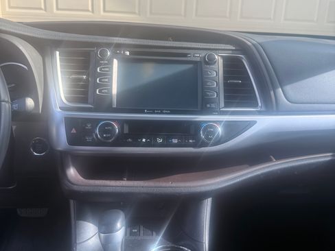 Used 2016 Toyota Highlander XLE FWD image 12