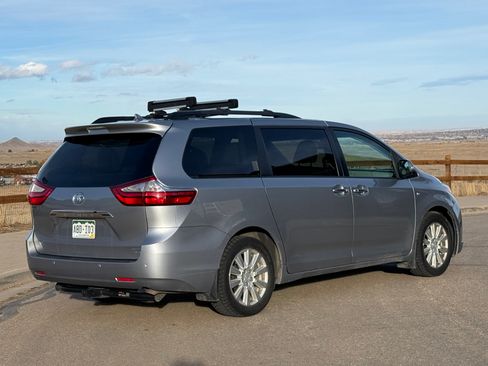 Used 2017 Toyota Sienna Limited Premium image 9