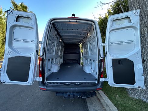 Used 2024 Mercedes-Benz eSprinter 170 Cargo image 29