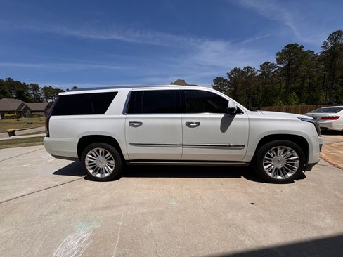 Used 2017 Cadillac Escalade ESV Premium Luxury image 6