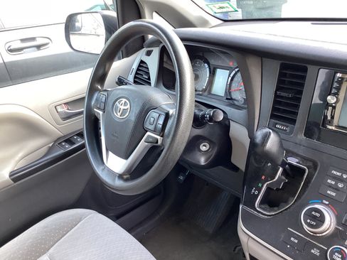 Used 2016 Toyota Sienna LE image 15