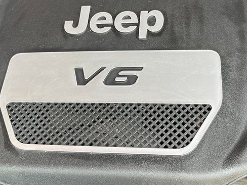 Used 2017 Jeep Wrangler Sahara w/ Connectivity Group AWD/4WD image 14