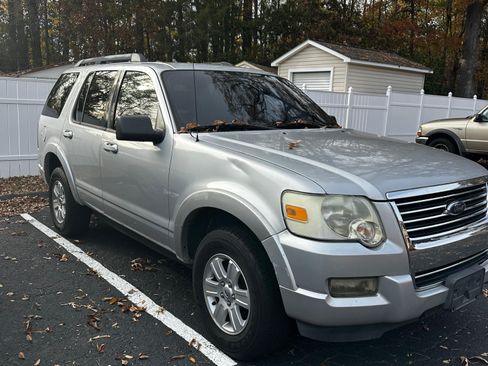 Used 2010 Ford Explorer XLT image 2