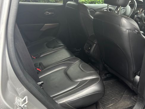 Used 2018 Jeep Cherokee Limited AWD/4WD image 5