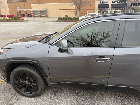 Used 2022 Toyota RAV4 SE image 9