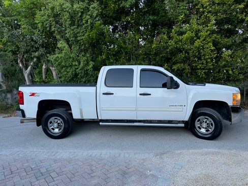 Used 2009 Chevrolet Silverado 2500 LT w/ Exterior Plus Package image 6