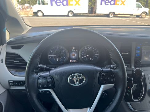 Used 2017 Toyota Sienna XLE w/ XLE Navigation Package image 11