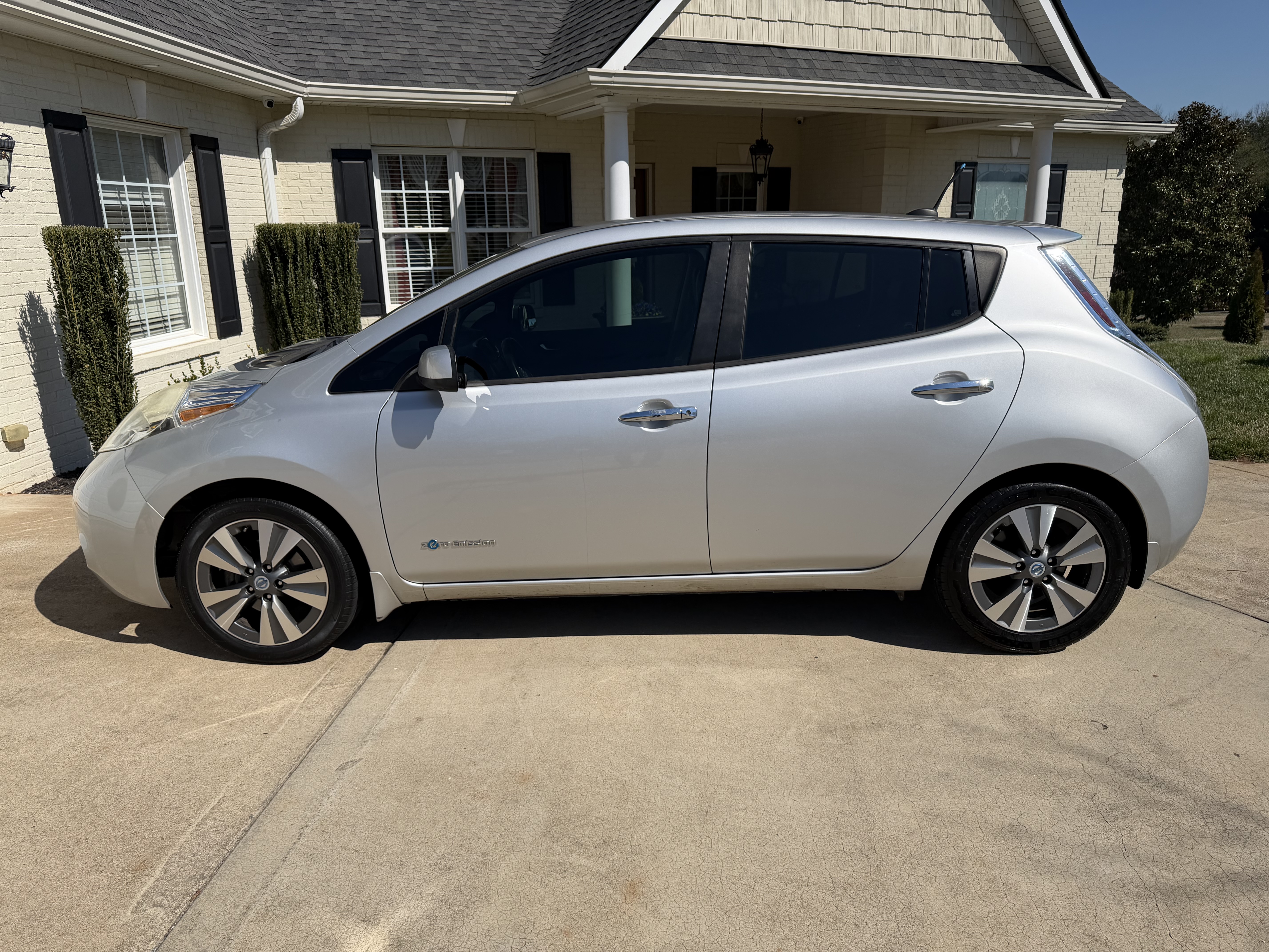 Used 2013 Nissan Leaf SL FWD image 1