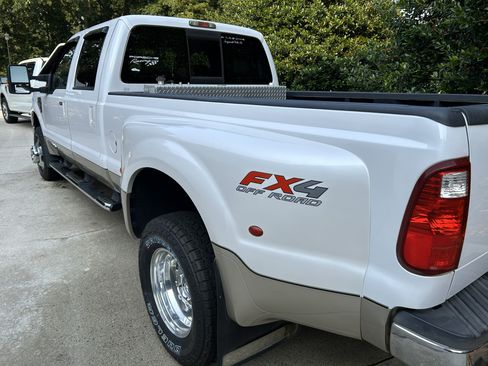 Used 2010 Ford F350 Lariat image 10