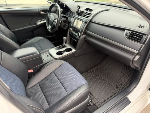 Used 2014 Toyota Camry SE image 32
