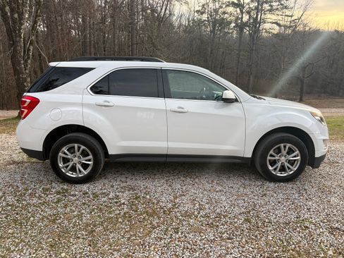Used 2017 Chevrolet Equinox LT w/ Convenience Package image 4