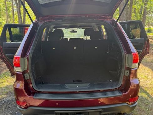 Used 2018 Jeep Grand Cherokee Laredo image 11
