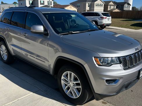 Used 2018 Jeep Grand Cherokee Laredo image 2