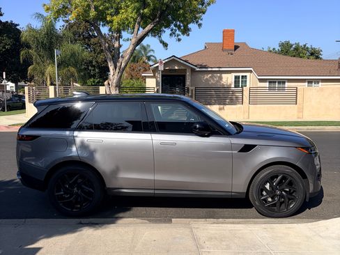 Used 2025 Land Rover Range Rover Sport SE AWD/4WD image 2