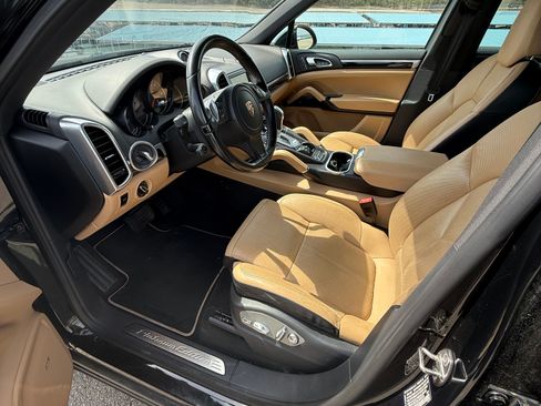 Used 2014 Porsche Cayenne Diesel Platinum Edition image 4