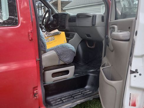 Used 2001 Chevrolet Express 2500 RWD image 5