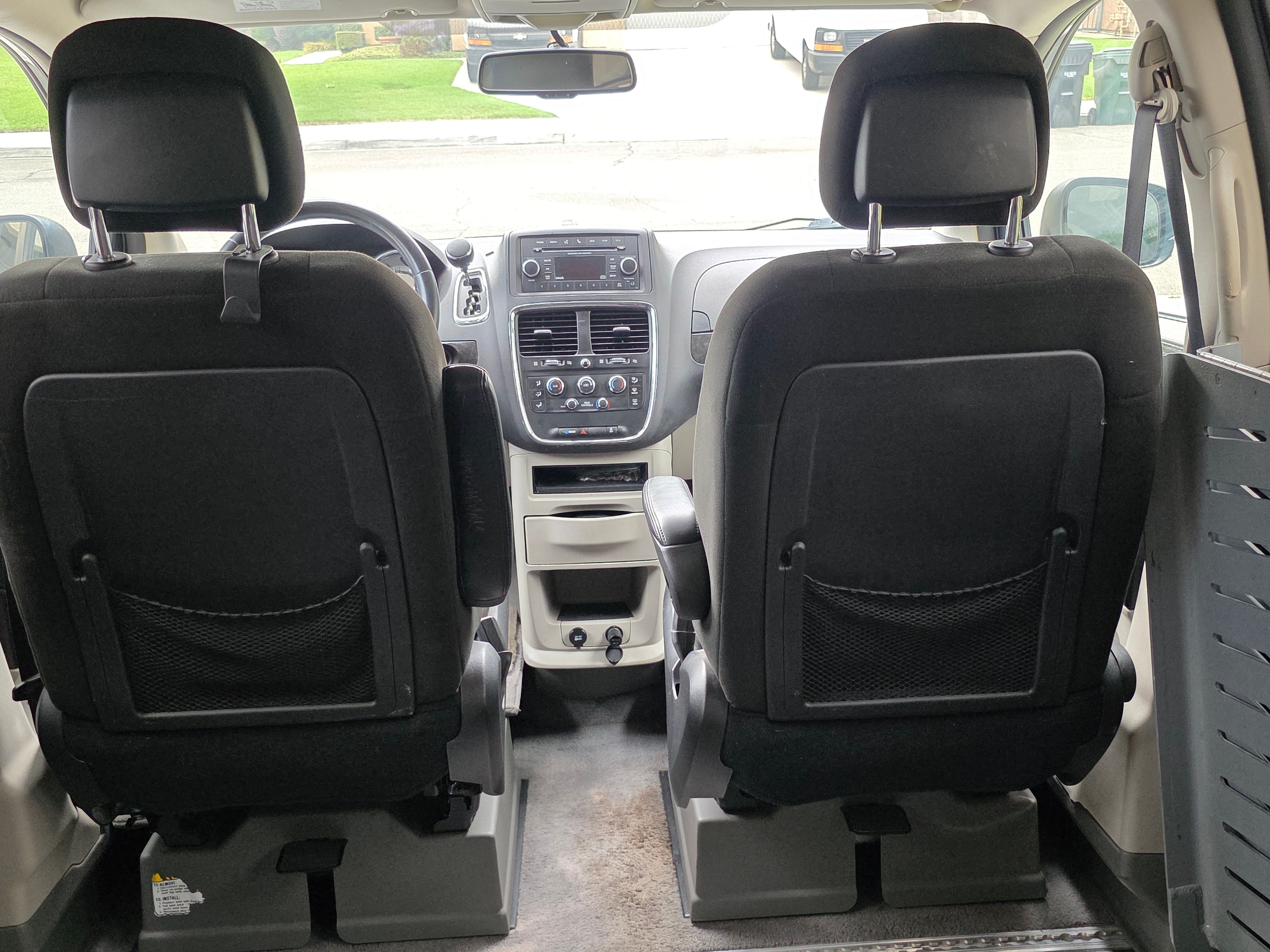 Used 2015 Dodge Grand Caravan SXT w/ UConnect Hands-Free Group FWD image 11