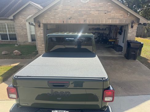 Used 2023 Jeep Gladiator Sport image 5