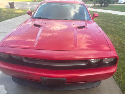 Used 2013 Dodge Challenger SXT RWD image 2
