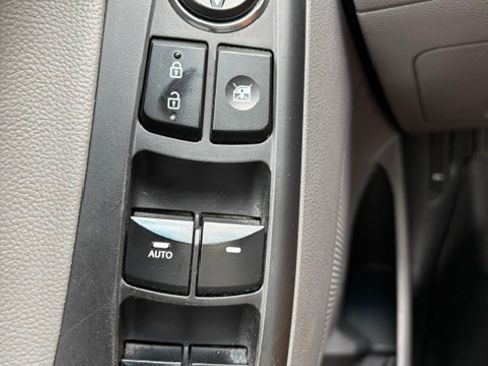 Used 2014 Hyundai Elantra Limited w/ Option Group 03 FWD image 17