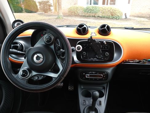 Used 2016 smart fortwo passion image 10