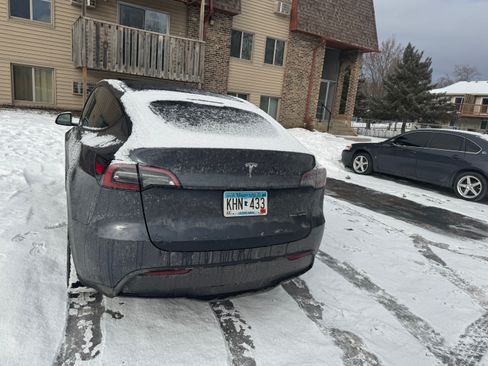 Used 2022 Tesla Model Y Long Range image 10