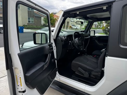 Used 2018 Jeep Wrangler Sport AWD/4WD image 16