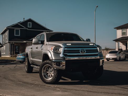 Used 2017 Toyota Tundra SR5 w/ TRD Off Road Package AWD/4WD image 9